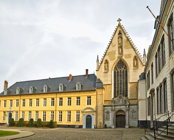 Igreja e praça em Abbey de la Cambre, em Bruxelas, Bélgica — Fotografia de Stock