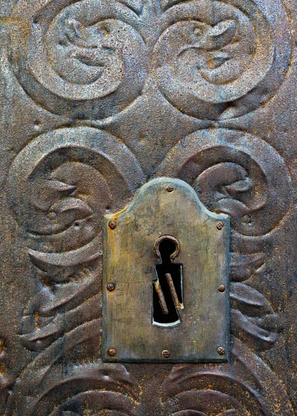 Mittelalterliche Metalltür — Stockfoto