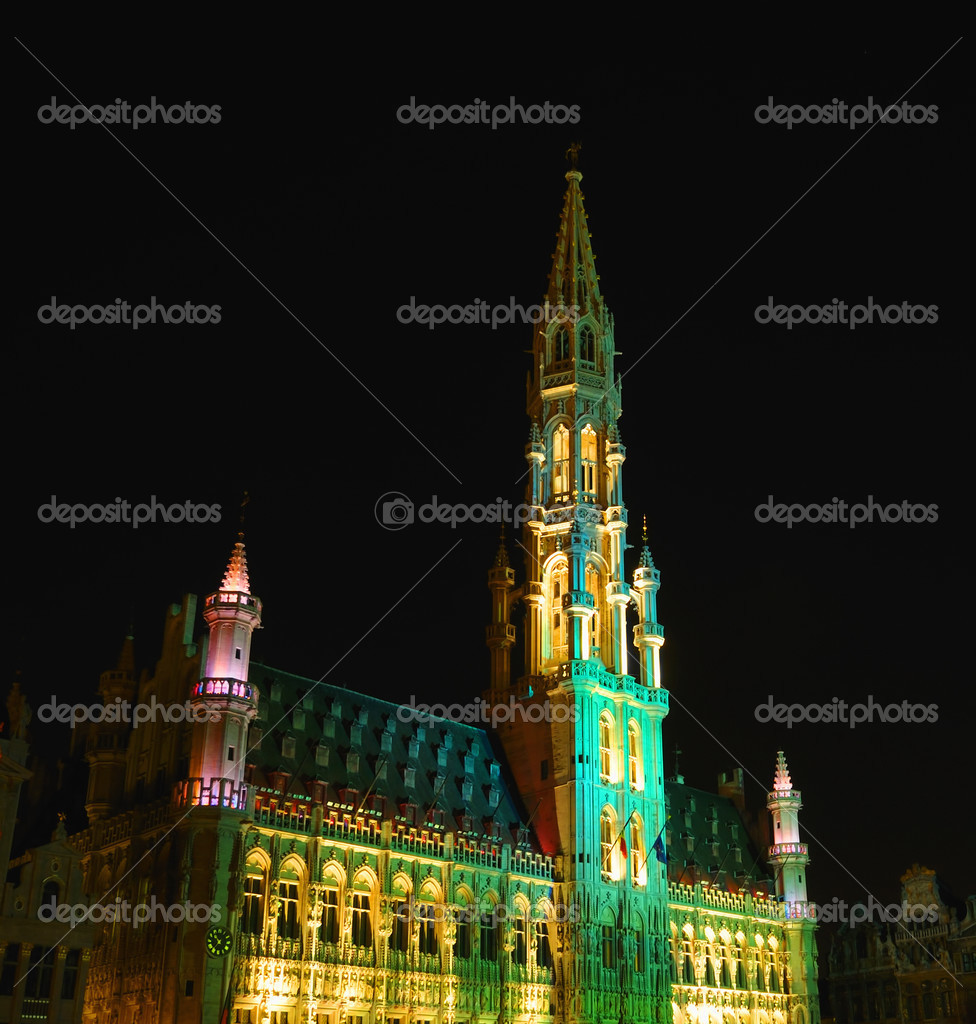 nacht verlichting van middeleeuwse toren op de grote markt in ... nacht verlichting van middeleeuwse toren op de grote markt in ...