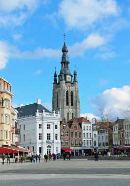 Grand place ve saint-martin's church of courtrai