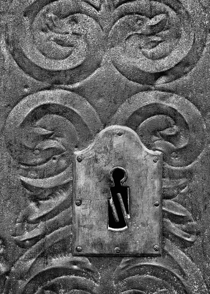 Отверстие в средневековой металлической двери — стоковое фото