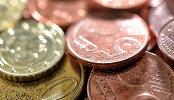 Monety euro pod obraz zbliżenie światło słoneczne — Zdjęcie stockowe
