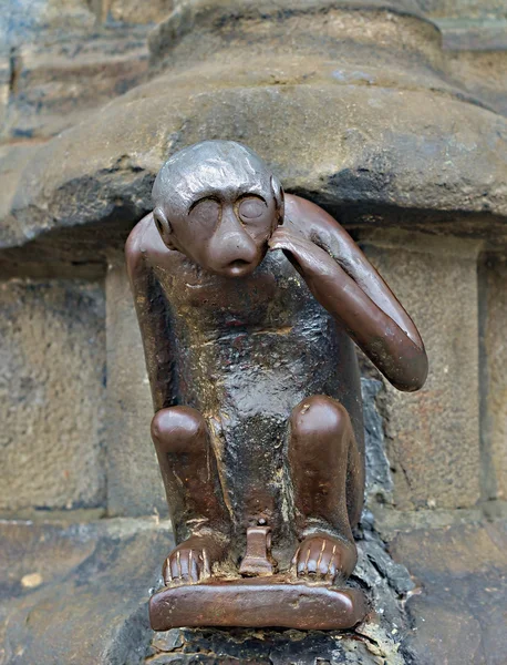 Middeleeuwse standbeeld van aap op de grote markt van bergen, België — Stockfoto