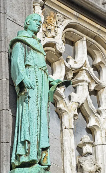 Neogothic statue on the wall of historical King's House or Maison du Roi in Brussels — Stock Photo, Image