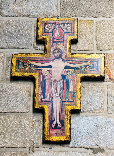 Красный деревянный крест в церкви Святого Петра в Ипре — стоковое фото