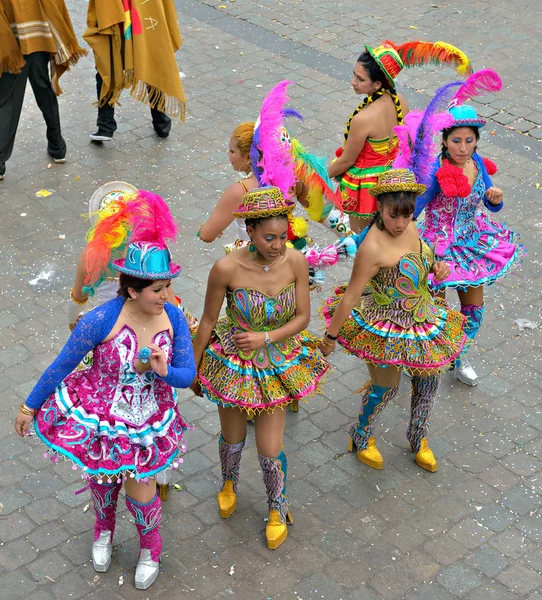 Boliviaanse team in klederdracht deelnemen in versmalling tijdens jaarlijkse halle carnaval — Stockfoto