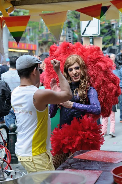 Działacze parada dumy gejowskiej taniec podczas rocznego profanacja w Brukseli — Zdjęcie stockowe