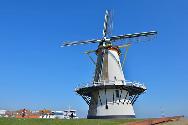 建于 1699年传统风车在荷兰弗利辛恩海岸 — 图库照片
