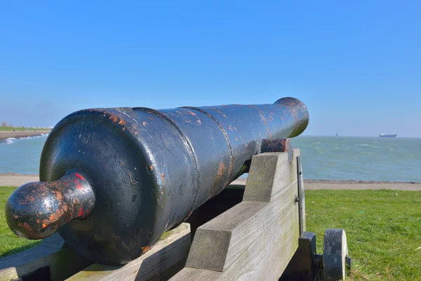 Kanon die beschermd ingang naar slijk harbor van arsenaal stad in Nederland — Stockfoto