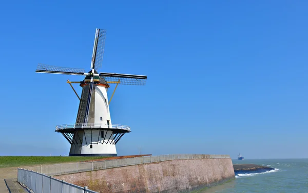 传统的荷兰风车建于 1699年弗利辛恩，荷兰在海岸上 — 图库照片