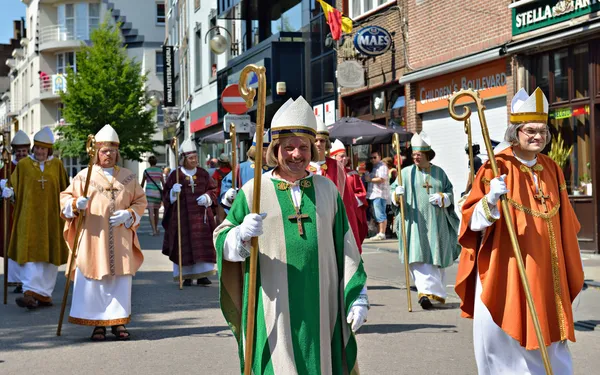 Participants of Mariaprocessie on streets of historical center of Halle — Stock Photo, Image