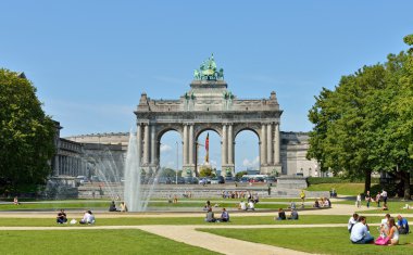 kalabalık turist ve onların öğle yemeği yöre halkı tarafından Brüksel'deki parc Cinquantenaire