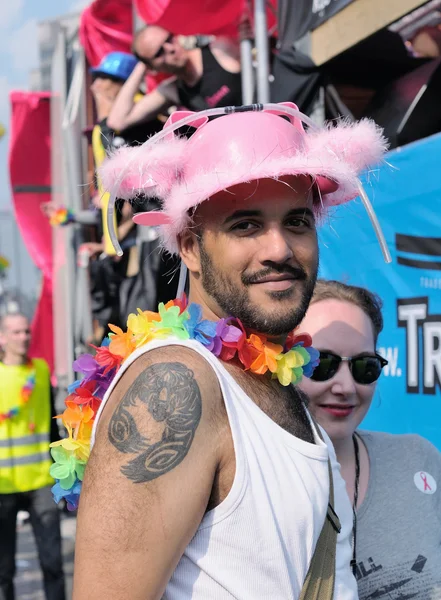 Aktivist der Gay Pride Parade nimmt am jährlichen Defilee teil. — Stockfoto