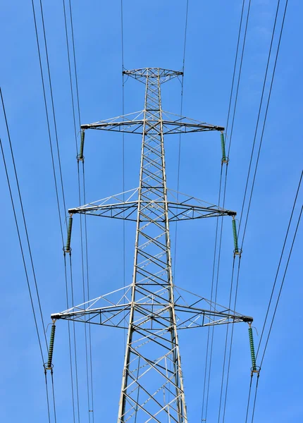 Kortárs nagyfeszültségű elektromos pole — Stock Fotó