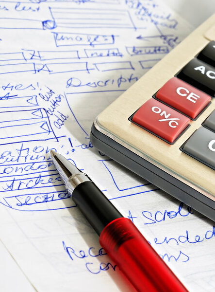 Красная шариковая ручка, калькулятор и образец текста
