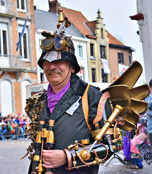 Lustig verkleidete Menschen beim Hallenser Karneval. Belgien — Stockfoto