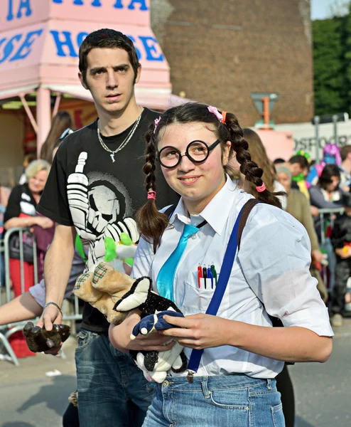 Nieznanych młodych uczestników dystrybucji darów podczas corocznego karnawału Halle. Belgia — Zdjęcie stockowe