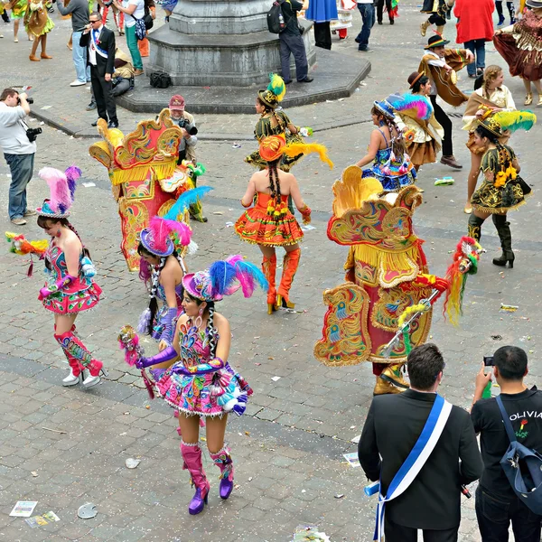 Leden van Boliviaanse team in klederdracht nemen tijdens jaarlijkse halle carnaval — Stockfoto