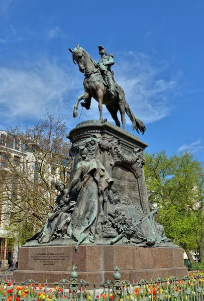 Statue of general Faidherbe on square Richebe in Lille, France — Stock Photo, Image