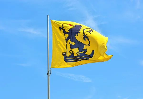 Flagge der Gemeinde Nieuwpoort in der Provinz Westflandern, Belgien — Stockfoto