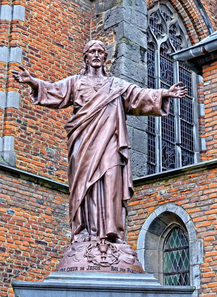 Statua di Gesù vicino alla chiesa parrocchiale di San Nicola — Foto Stock
