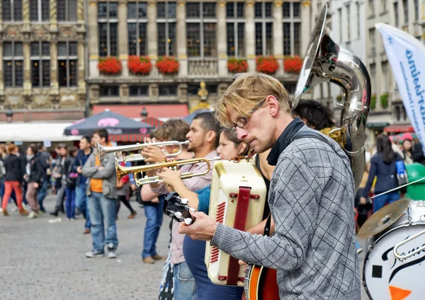 Interprètes urbains sur la Grand Place, Bruxelles — Photo