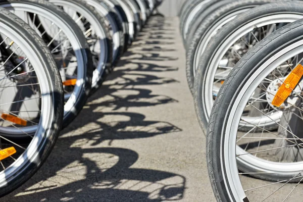 Bicicletas estacionadas na rua em uma fileira — Fotografia de Stock