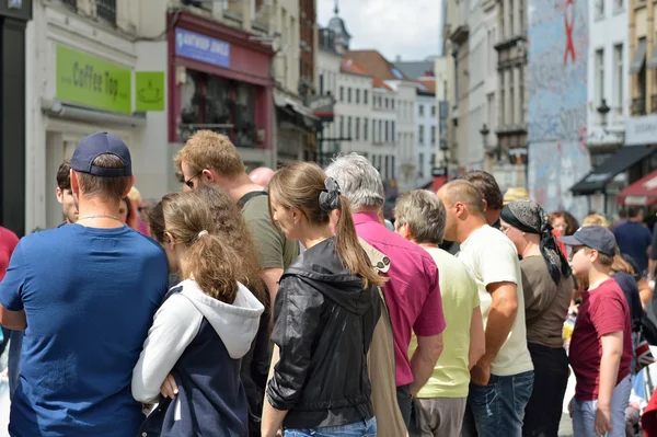 Grupa turystów zagranicznych słucha ich przewodnik w zabytkowym centrum Brukseli — Zdjęcie stockowe