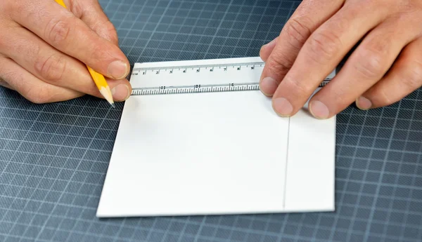 Eller teknik bir işçinin notlar yapmak hazırlanıyor — Stok fotoğraf