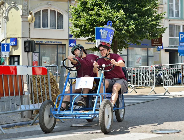 Niezidentyfikowane uczestników piątego gocarts wyścigu w historyczne centrum miasta. — Zdjęcie stockowe