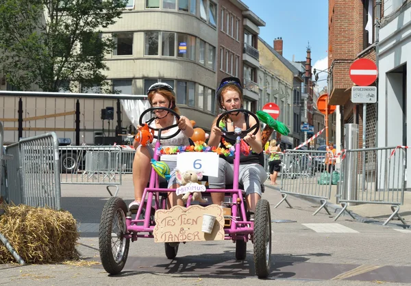 Participantes no identificados en la quinta carrera de Gocarts en el centro histórico de la ciudad . —  Fotos de Stock