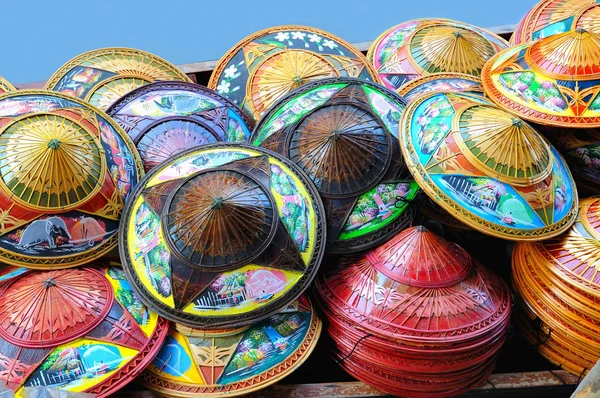 Chapéus nacionais tradicionais com decoração complexa vendidos no mercado local . — Fotografia de Stock