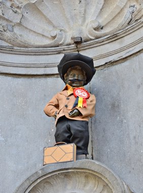 Manneken pis Belçika Türk işçi göç 50 yıldönümü adanmış kostüm ödüllendirildi