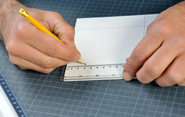 Mãos de um técnico que se prepara para fazer anotações para o seu projecto — Fotografia de Stock