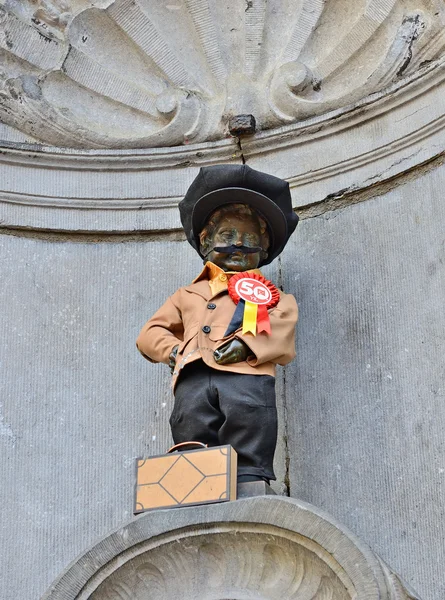 Manneken Pis galardonado con un disfraz dedicado al 50 aniversario de la inmigración de trabajadores turcos a Bélgica — Foto de Stock