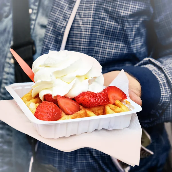 Hand van een toeristische bedrijf traditionele Brussel verrukking gaufre — Stockfoto