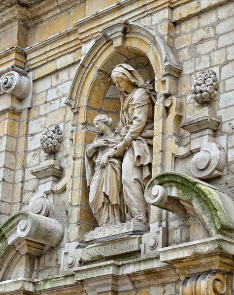 Statue der Heiligen Anna auf der Kirche der hl. Maria Magdalena — Stockfoto