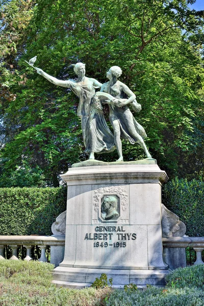 Albert Thys muistomerkki Coinquantenaire Parc puistossa Brysselissä — kuvapankkivalokuva