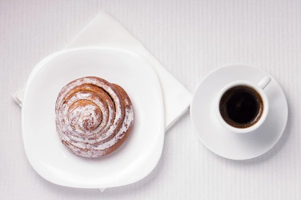 Cup of Black Coffee with a Sweet Bun — Stock Photo, Image