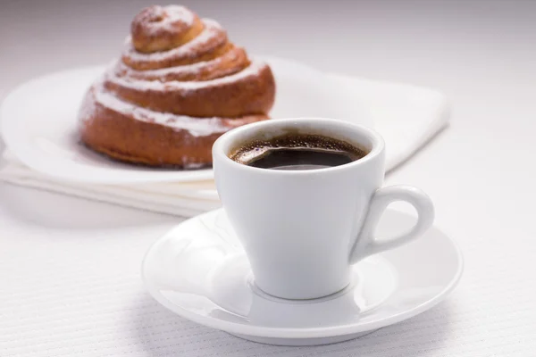 Cup of Black Coffee with a Sweet Bun — Stock Photo, Image