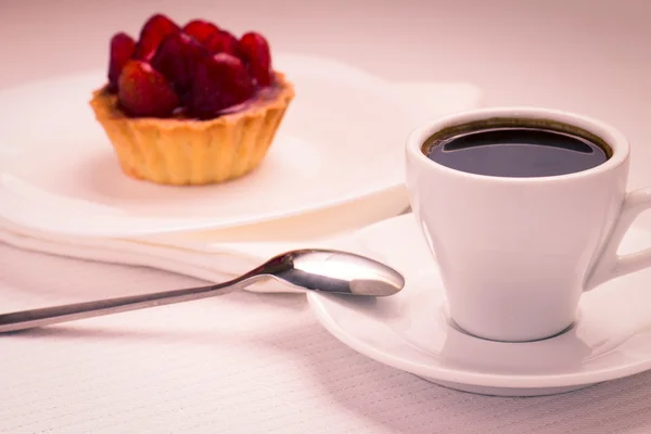 Whie Cup of Black Coffee with Strawberry Dessert — Stock Photo, Image