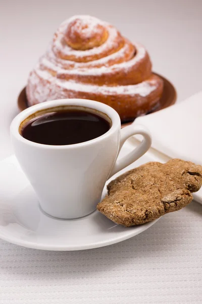 Desayuno continental con café caliente y bollo dulce — Foto de Stock