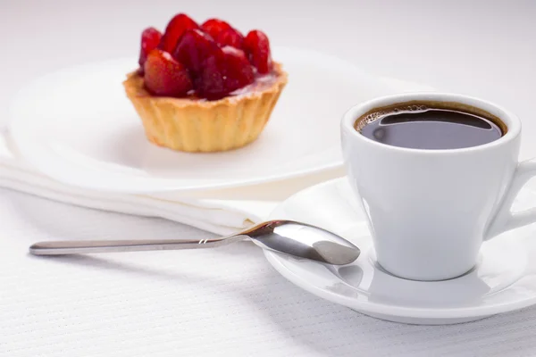 Whie taza de café negro con postre de fresa — Foto de Stock