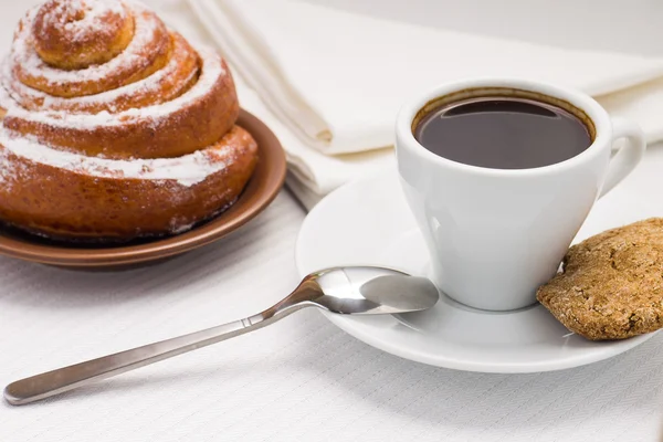 Cup of Black Coffee with a Sweet Bun and cookie — Stock Photo, Image