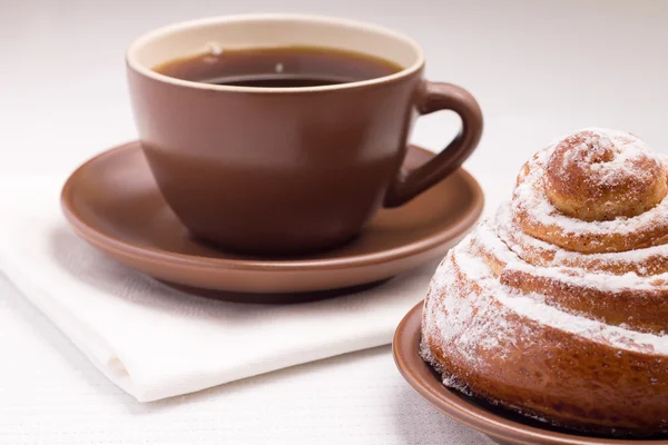 Cup of Black Tea on White Napkin with Sweet Bun — Stock Photo, Image