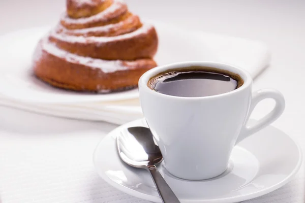 Desayuno continental con café caliente y bollo dulce — Foto de Stock