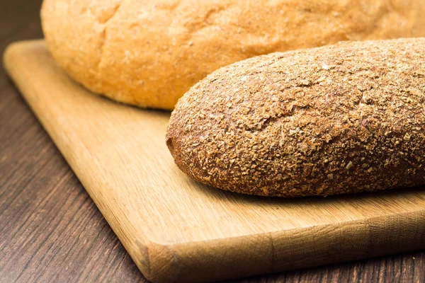 Tipo di pane di segale su tavola di legno — Foto Stock