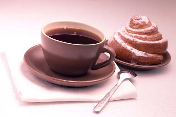 Cup of Black Tea on White Napkin with Sweet Bun — Stock Photo, Image