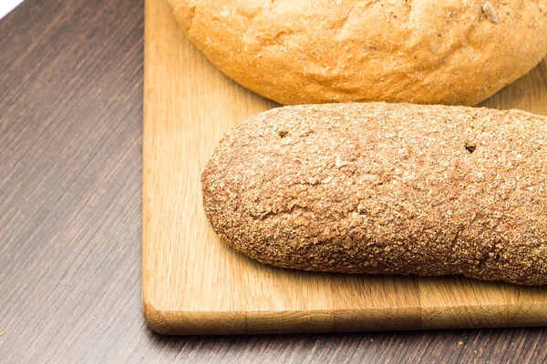 Rodzaje chleba żytniego na desce — Zdjęcie stockowe