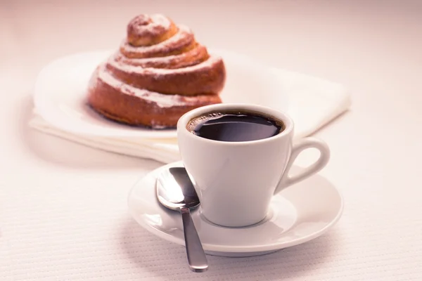 Cup of Black Coffee with a Sweet Bun — Stock Photo, Image